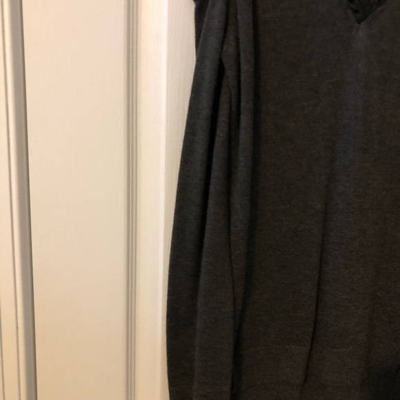 Democracy Dark Heather Gray cold Shoulder V-Neck Sweater Size Small NWT - Picture 5 of 9